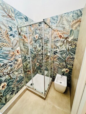 Double Room, Ensuite (Room 5) | Bathroom | Shower, free toiletries, hair dryer, bidet - Room Verona Ai Conti (Verona)