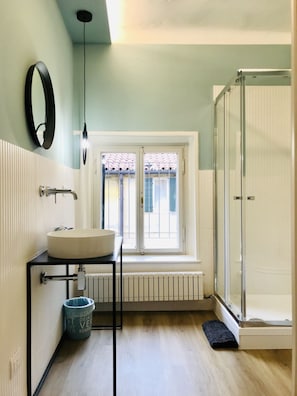 Basic-rum | Badrum | Dusch, gratis toalettartiklar, hårtork och bidé