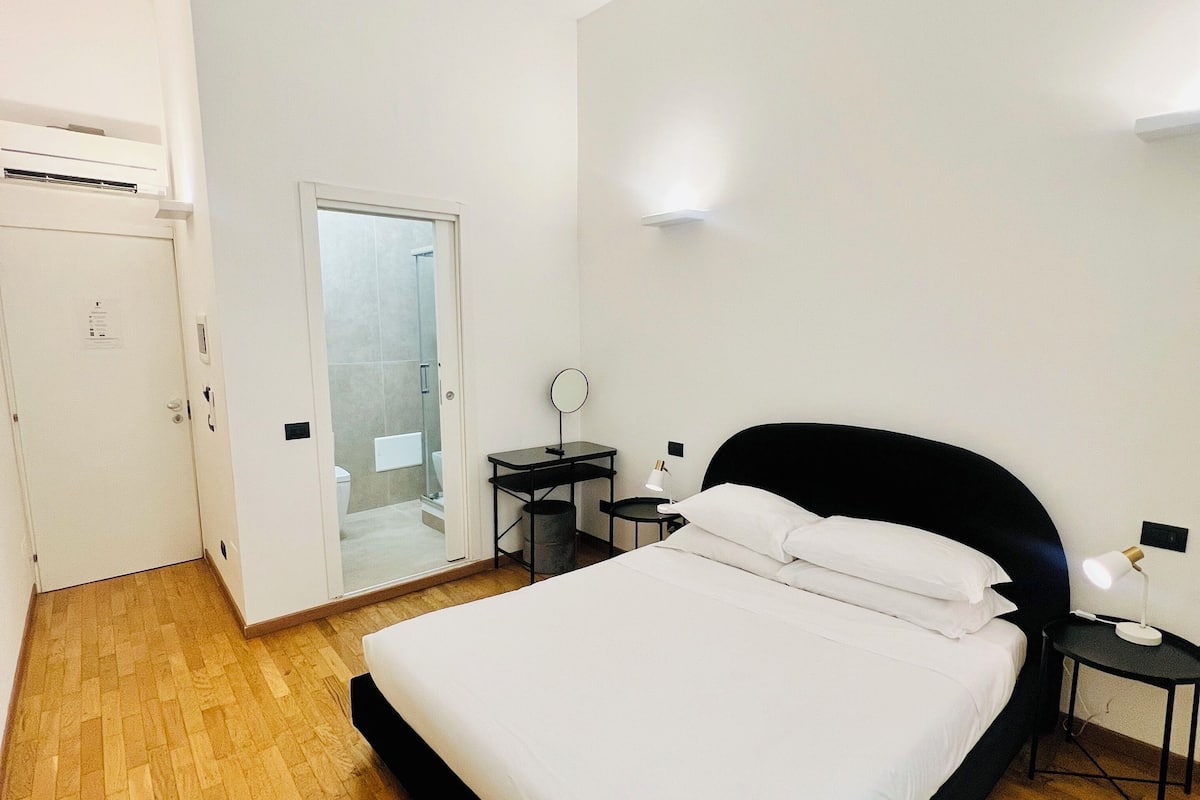 Quarto casal, suíte (Room 6) | Wi-Fi de cortesia, roupa de cama