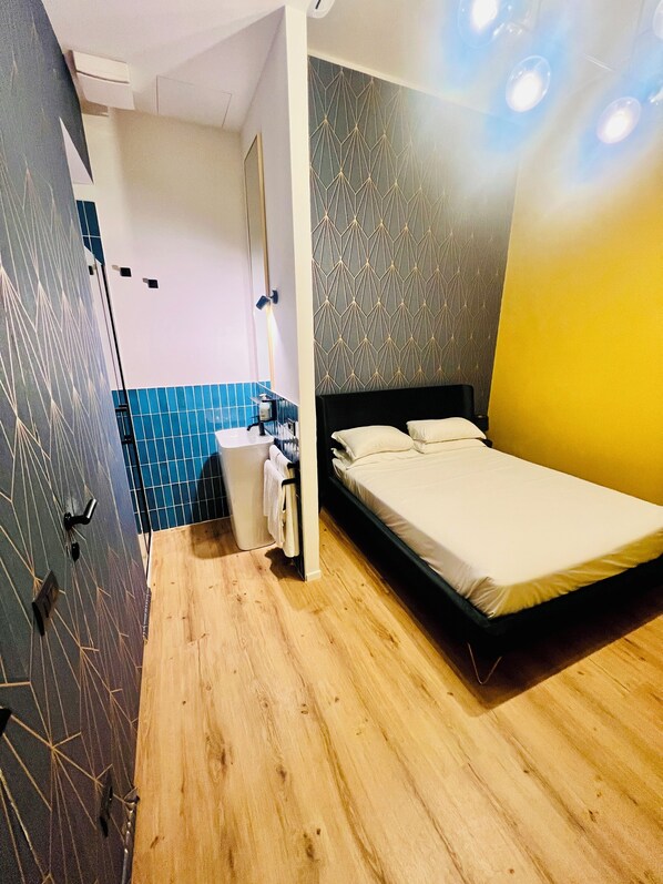 Quarto casal ou duplo básico, suíte, em edifício anexo (Rensi 1, no air-conditioning, no TV) | Wi-Fi de cortesia, roupa de cama