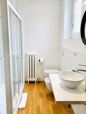 Deluxe Room | Bathroom | Shower, free toiletries, hair dryer, bidet - Room Verona Ai Conti (Verona)