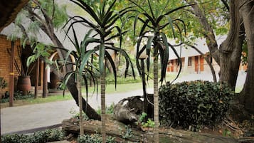 Quarto triplo família, cozinha americana, no piso térreo | 1 quarto, cofres nos quartos, berços grátis, Wi-Fi de cortesia