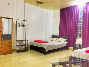 Executive Double Room | 1 bedroom, premium bedding, in-room safe, desk