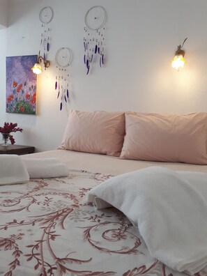 Suite | Desk, iron/ironing board, free cribs/infant beds, bed sheets - Bozcaada Boutique (Bozcaada)