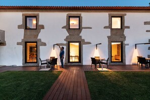 Front of property - evening/night - Casa de Santa Cruz (Torre de Moncorvo)