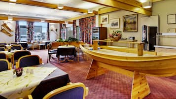 Frühstück, lokale und internationale Küche