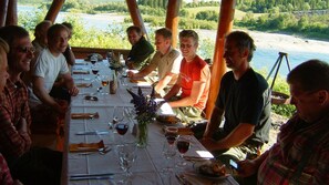 供应早餐，本地与国际菜