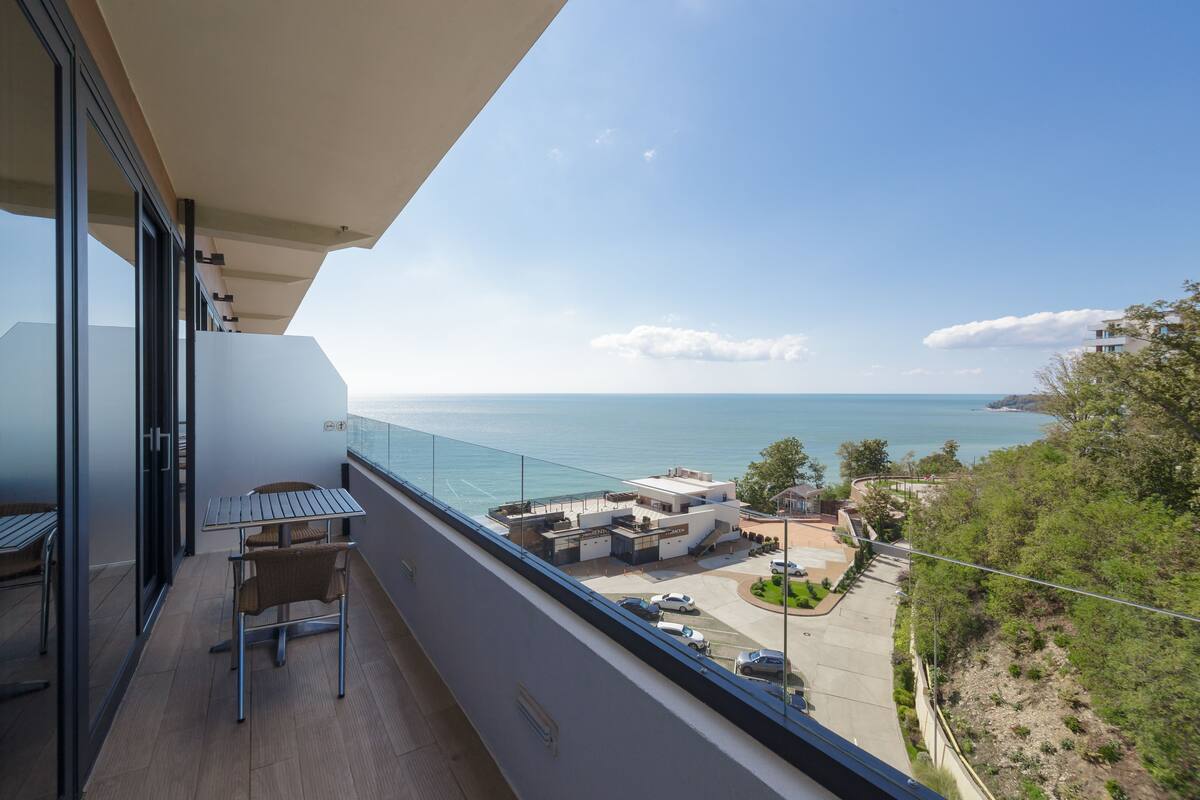 Junior Suite | In-room safe, desk, blackout curtains, soundproofing