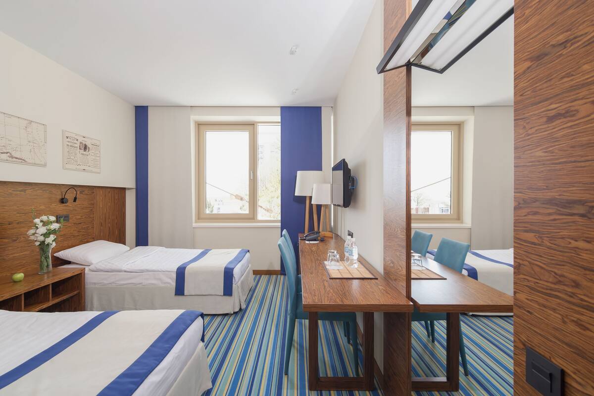 Standard Twin Room, Mountain View | In-room safe, desk, blackout curtains, soundproofing