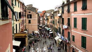 A narrow street with outdoor seating and buildings on either side. - Guesthouse Rollando (Vernazza)