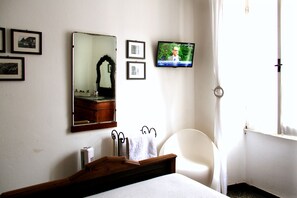 Deluxe Double or Twin Room | In-room safe, desk, free WiFi, bed sheets - Guesthouse Rollando (Vernazza)