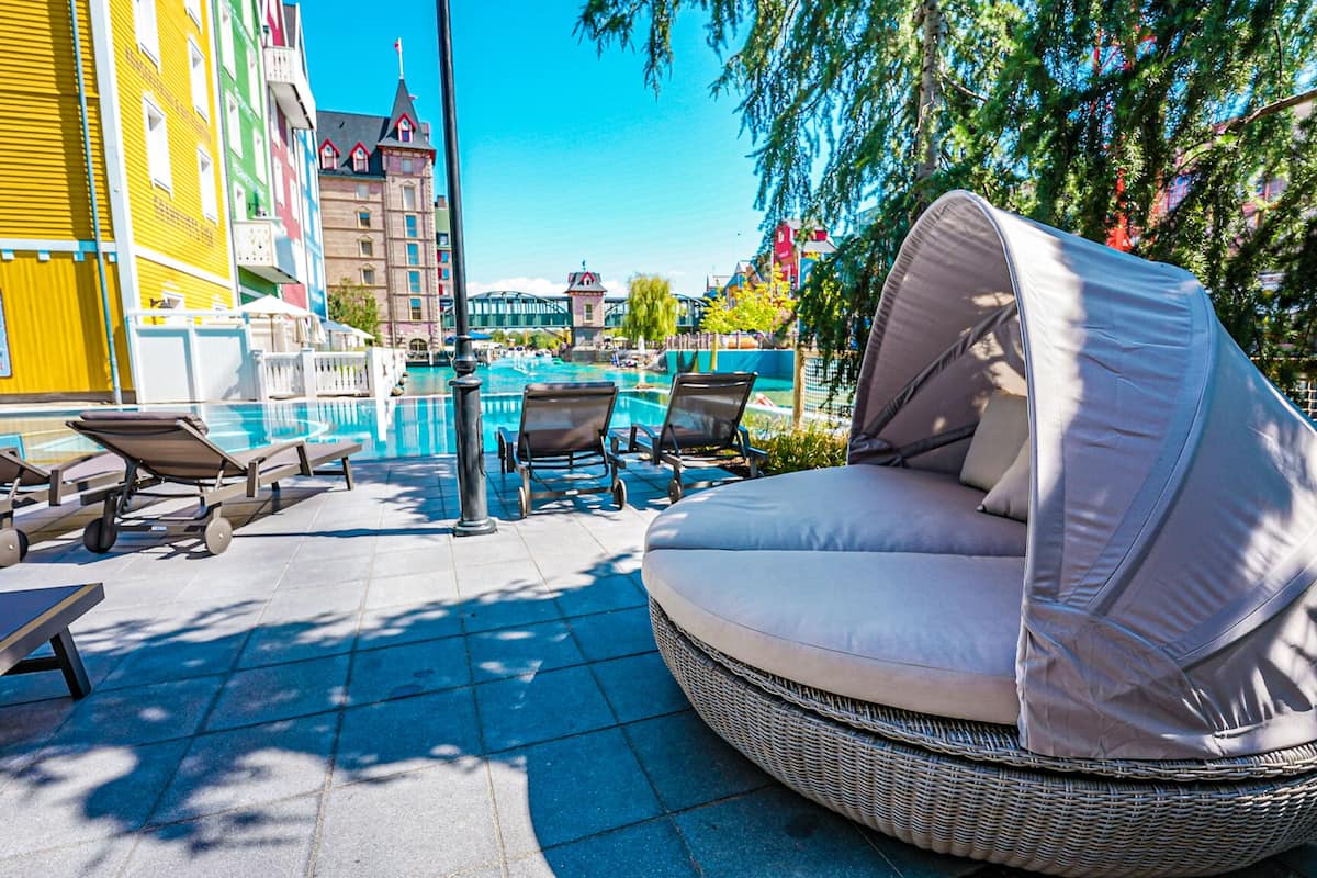 outdoor pool, pool loungers