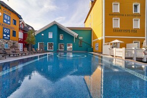 Utendørsbasseng og solsenger