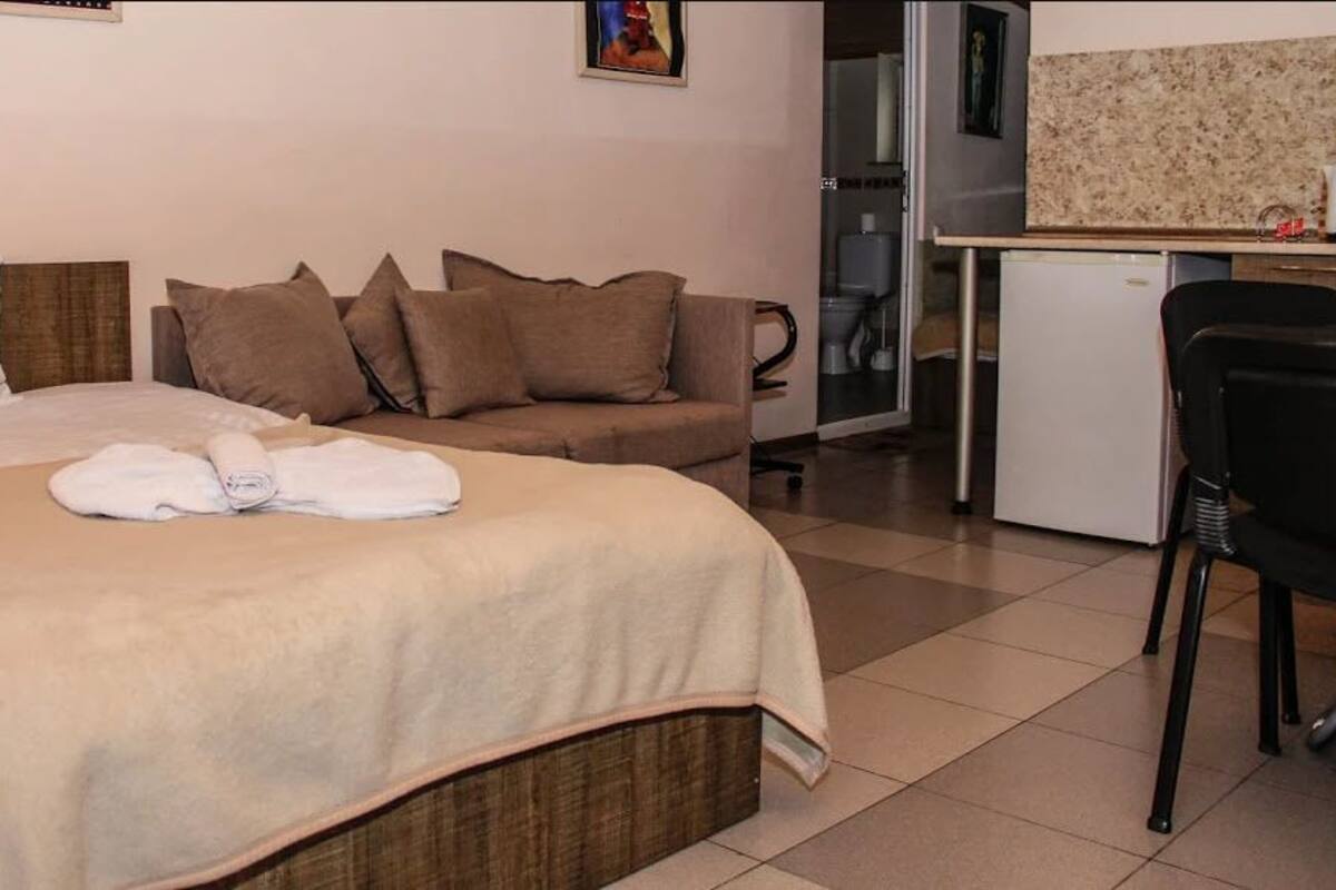 Family Room | 1 bedroom, desk, iron/ironing board, WiFi (free)
