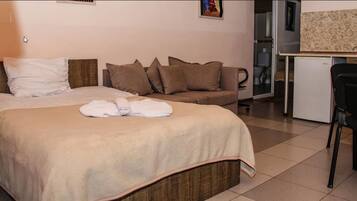 Family Room | 1 bedroom, desk, iron/ironing board, free WiFi