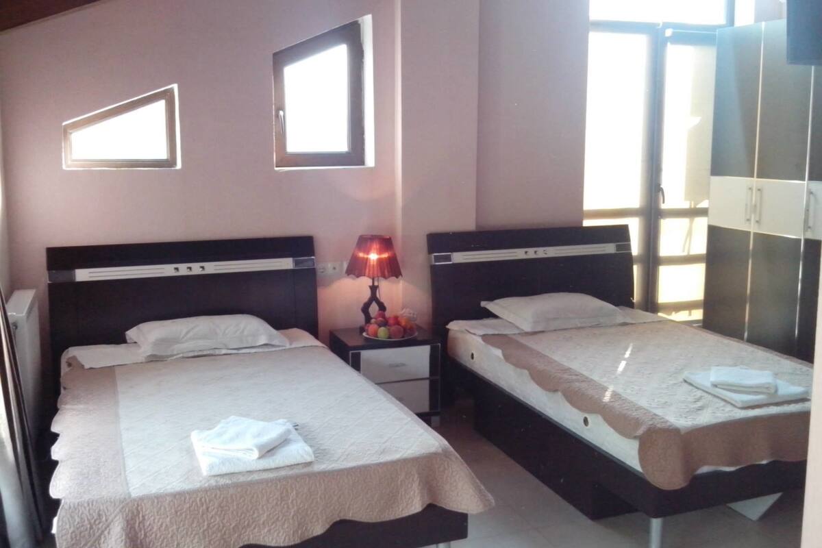 1 habitación, escritorio, tabla de planchar con plancha y wifi gratis