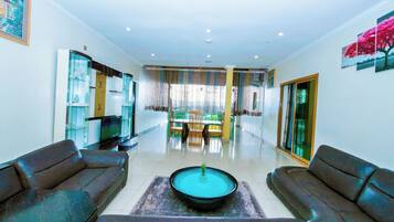 Suite – honeymoon, 1 queensize-seng, terrasse, bassengutsikt | 1 soverom, minibar, safe på rommet og skrivebord