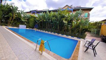 Utendørsbasseng, bassengtelt (inkludert) og bassengparasoller