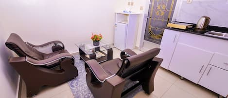 Executive-suite - 1 kingsize-seng - adgang til pool - udsigt til pool | 1 soveværelse, minibar, pengeskab på værelset, skrivebord