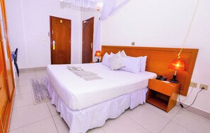 Habitación estándar doble, 1 habitación, balcón, vistas a la ciudad | Servicio de la habitación