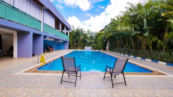 Outdoor pool, free cabanas, pool umbrellas