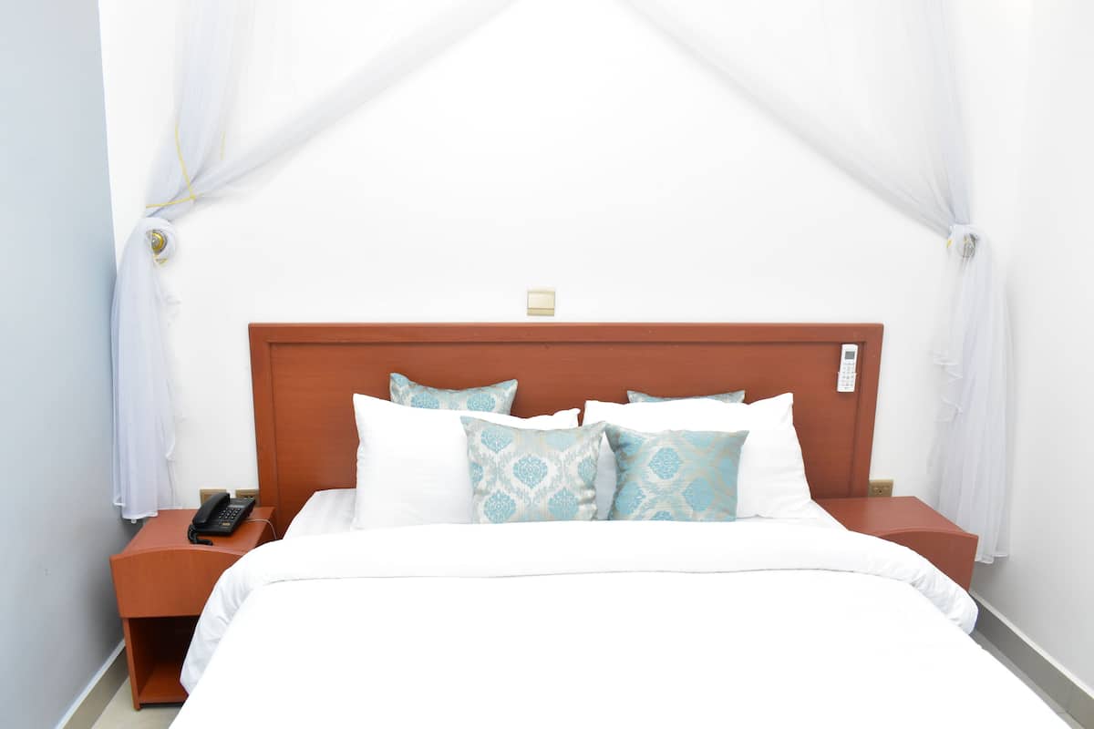 deluxe suite, 1 queen bed with sofa bed, ensuite, city view | 1 bedroom, minibar, in-room safe, desk