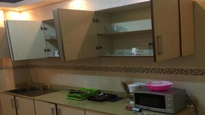 Unclassified image, 3 of 10, button - Parker Place (Abidjan)