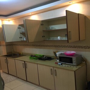 Comfort Apartment, 2 Bedrooms, Refrigerator & Microwave, City View | Private kitchen | Full-size fridge, microwave, stovetop, coffee/tea maker - Parker Place (Abidjan)