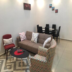 Comfort-huoneisto, 2 makuuhuonetta, jääkaappi ja mikroaaltouuni, kaupunkinäköala | Olohuone | Taulutelevisio