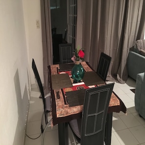 Comfort-Apartment, 1 Schlafzimmer, Nichtraucher | Essbereich im Zimmer