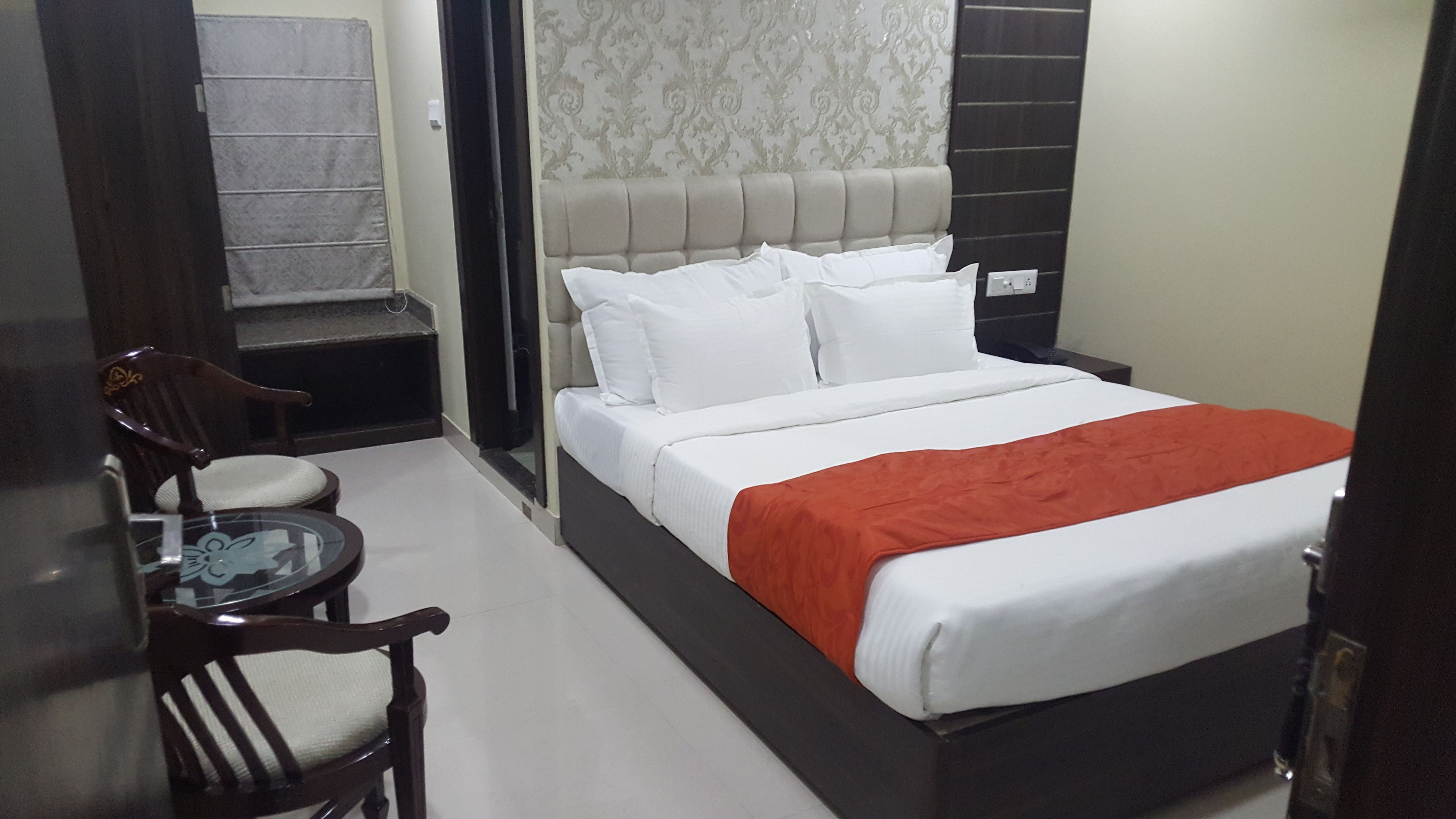 Een kluis op de kamer, een bureau, geluiddichte muren