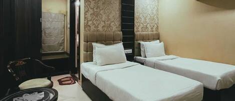 Kahden hengen deluxe-huone (yksi tai kaksi sänkyä) | Tallelokero huoneessa, työpöytä, äänieristys, silitysrauta/-lauta