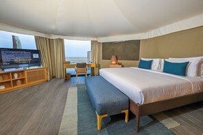 Tält Premium | Minibar, värdeförvaringsskåp på rummet och skrivbord