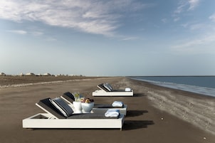 Playa privada, arena negra, vóleibol de playa