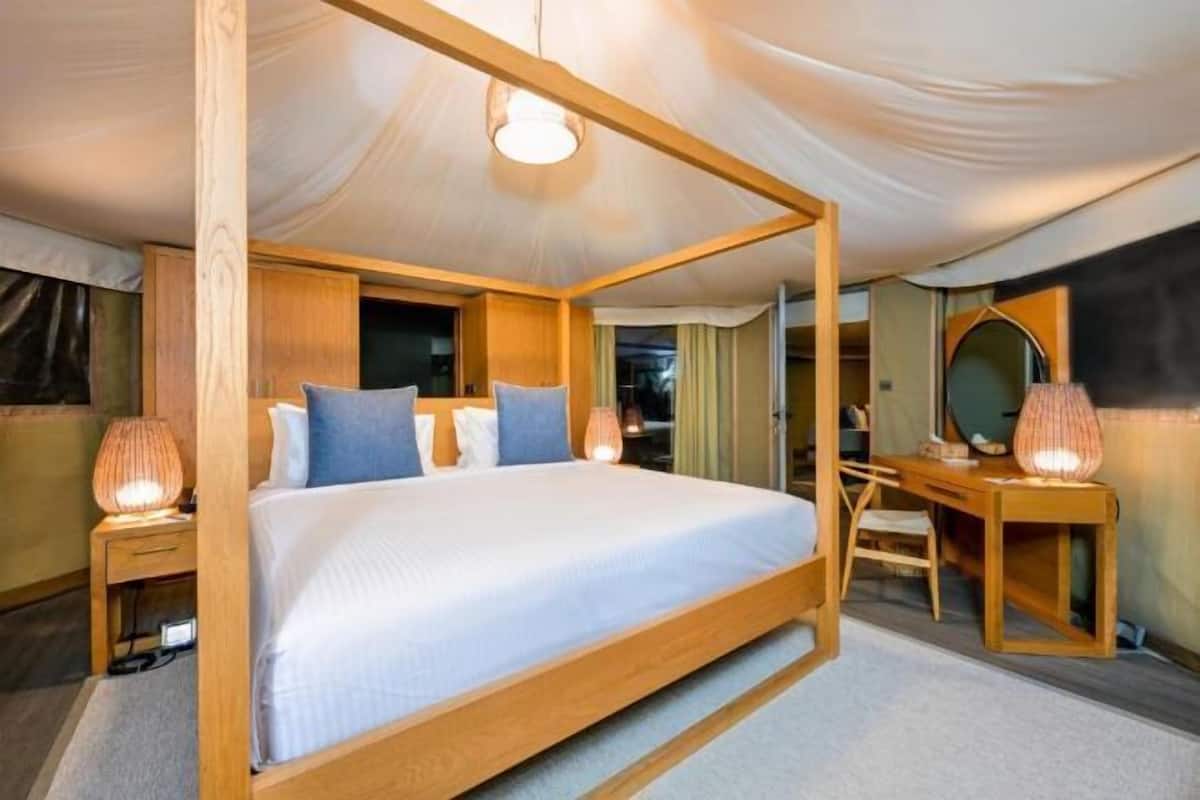 2 bedrooms, minibar, in-room safe, desk