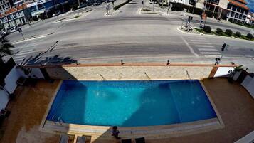 Een seizoensgebonden buitenzwembad en parasols bij het zwembad