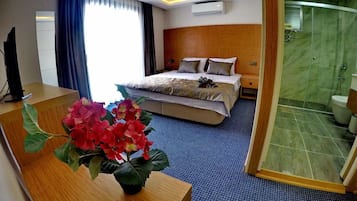 Minibar, in-room safe, soundproofing, free WiFi