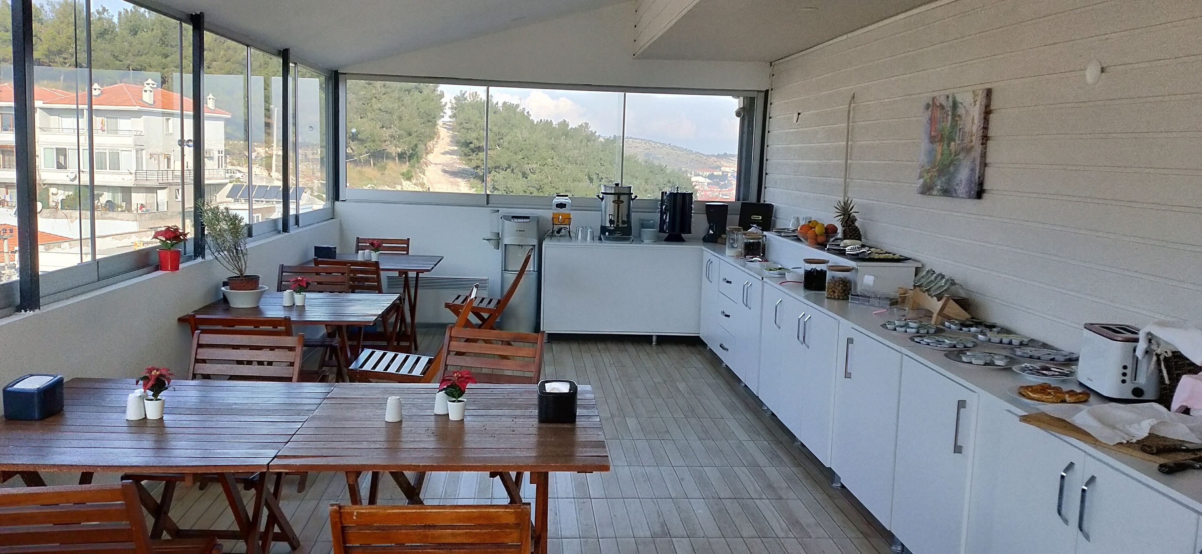 朝食 (ビュッフェ)、毎日提供 (無料)