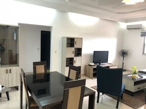 Comfort Apartment, 2 Bedrooms, Bathtub, City View | Tasting room - Appartement Dayer (Abidjan)