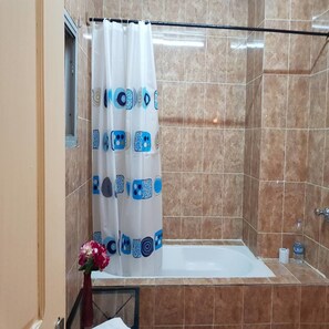 Comfort Apartment, 2 Bedrooms, Bathtub, City View | Bathroom | Combined shower/tub, free toiletries, towels - Appartement Dayer (Abidjan)