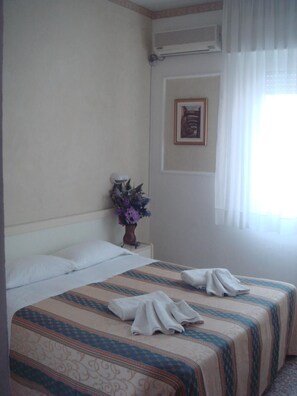 Escritorio, wifi gratis, ropa de cama y accesible en silla de ruedas