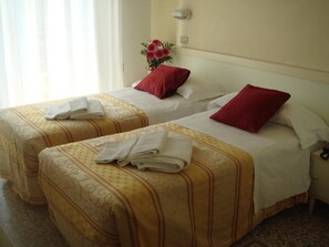 書桌、免費無線上網、床單、無障礙通道