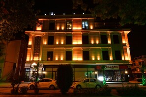 Fachada da propriedade à noite