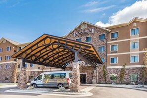 Airport shuttle - Staybridge Suites Anchorage by IHG (Anchorage)