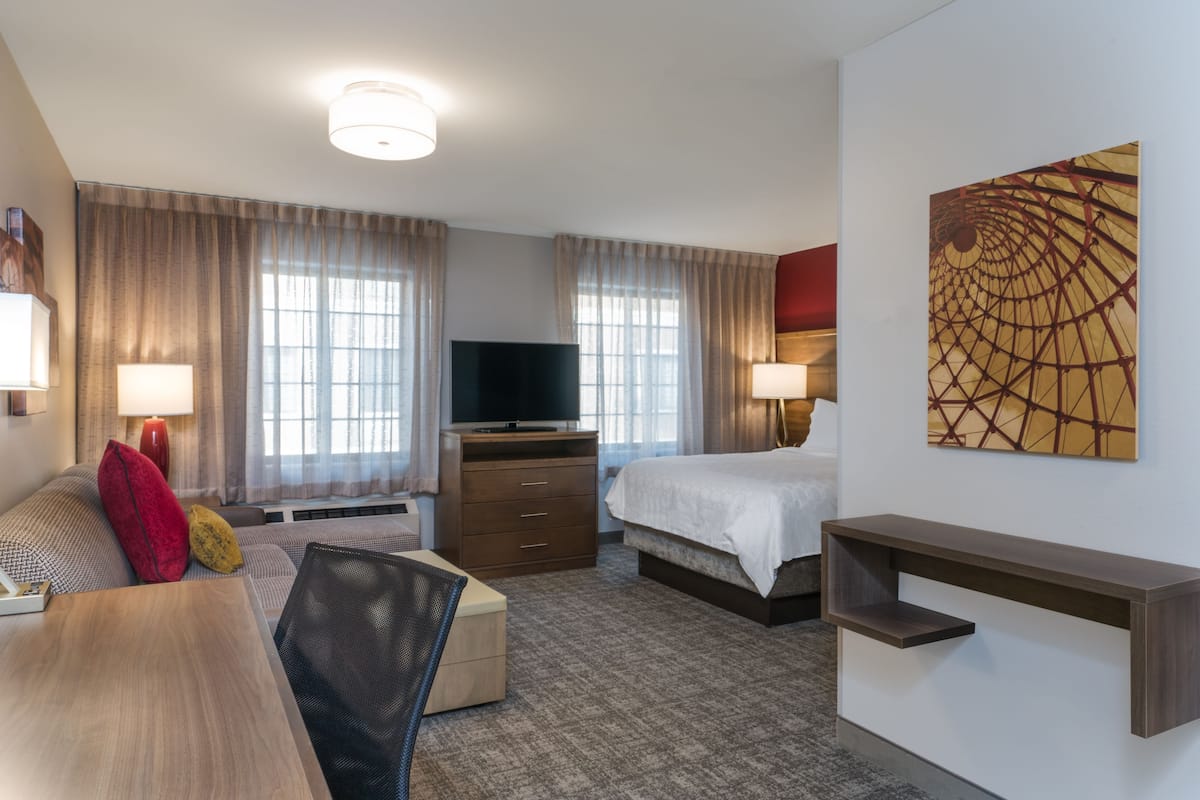 1 bedroom, premium bedding, pillow-top beds, desk