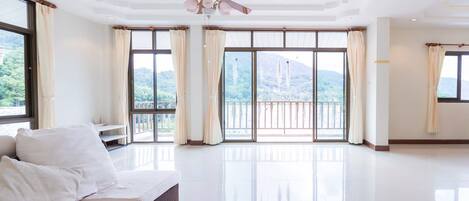 Basic House | Living area | 32-inch flat-screen TV with cable channels, TV