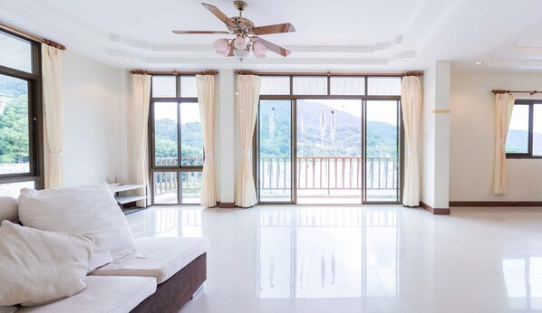 Basic House | Living area | 32-inch flat-screen TV with cable channels, TV - Baan Neramit Hill (Kathu)