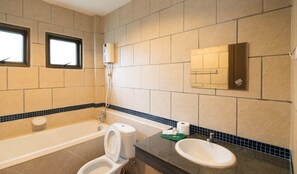 Casa básica | Baño | Tina profunda, amenidades de baño gratuitas, toallas 