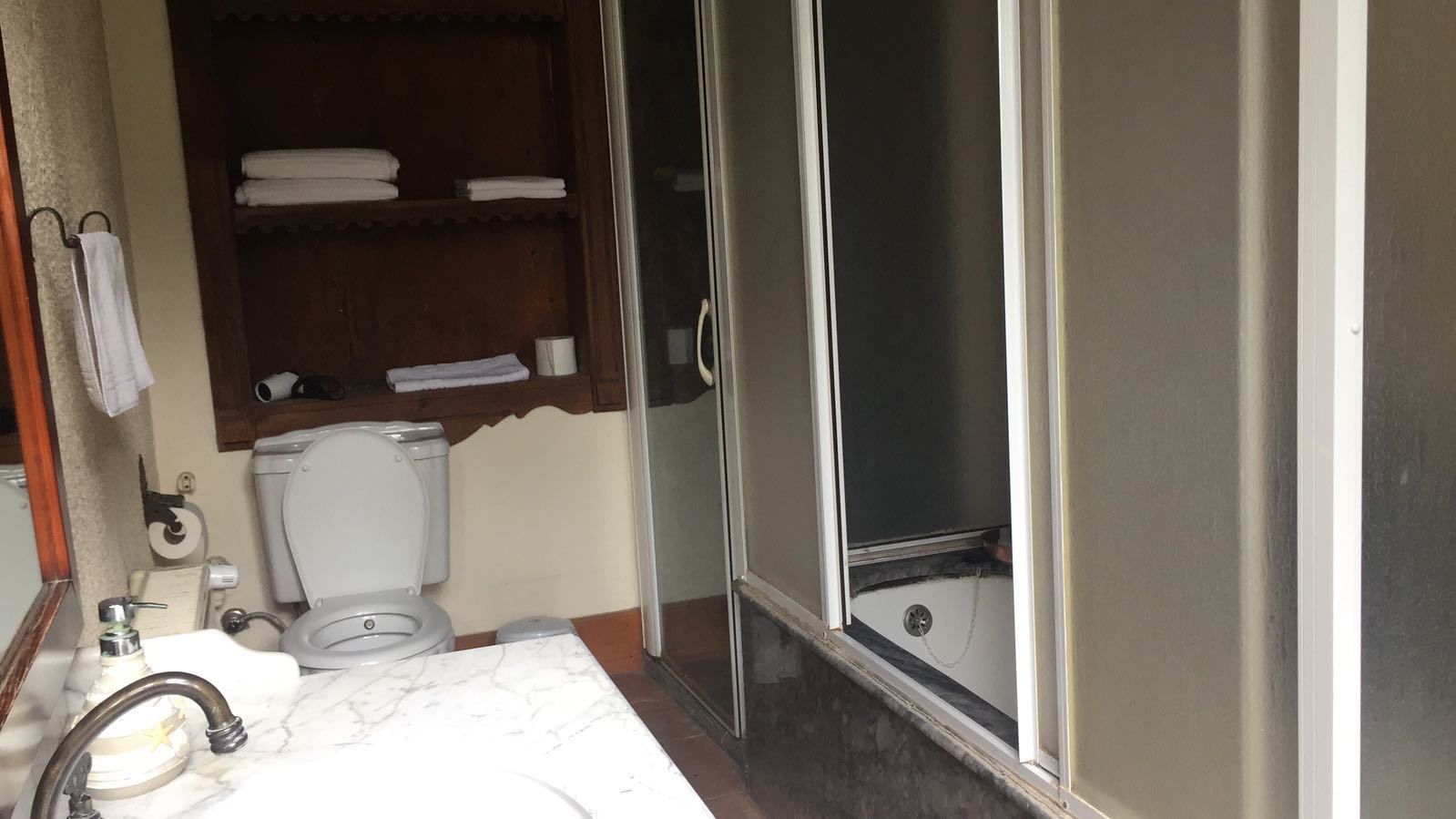 honeymoon suite | bathroom | free toiletries, hair dryer, slippers, towels