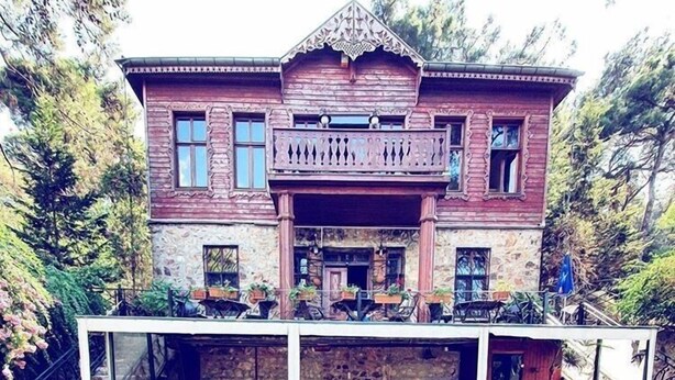A large house with a pool in front. - Kosk Orman Butik Otel (Adalar)